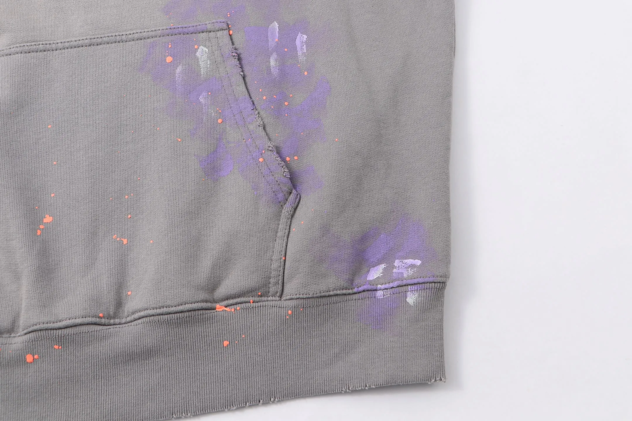 Style No. S228 P300💰 (450g version) SSSAINT LOUIS ink-washed distressed letter logo printed hooded pullover sweatshirt. Made of 450g dense cotton fabric, washed process, loose fit. Same style for men and women. Size: S-XL